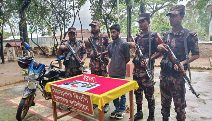 ইয়াবা নিয়ে পালানোর সময় মোটরসাইকেলসহ যুবক আটক