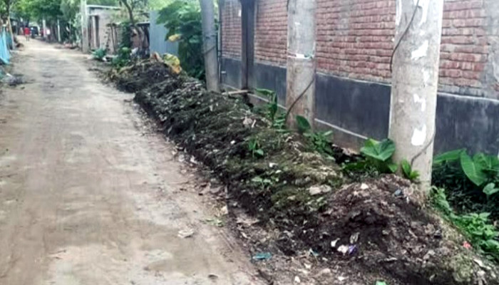 তানোরে ড্রেন পরিষ্কারের ময়লা এক মাস ধরে রাস্তায় ?