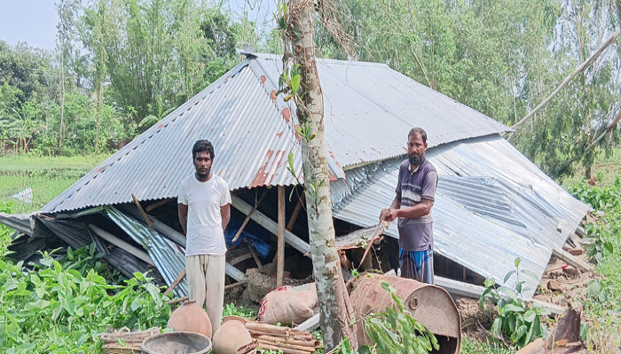 সিংড়ায় কালবৈশাখী ঝড়ে বাড়িঘর লন্ডভন্ড