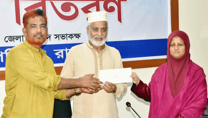 রাজশাহীতে জেলা পরিষদের উন্নয়ন প্রকল্পের চেক বিতরণ