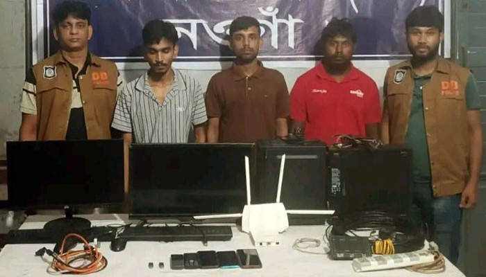নওগাঁয় অনলাইন জুয়ার আসরে অভিযান, তিনজন গ্রেপ্তার