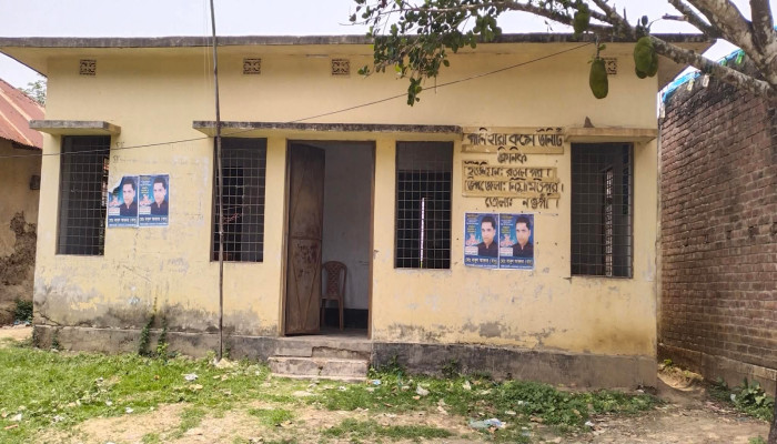 ​নিয়ামতপুরে অসহায় ও অতিদরিদ্র পরিবারের মাঝে চাল বিতরণ