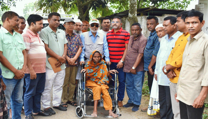 বগুড়ার শাজাহানপুরে অসহায় প্রতিবন্ধী সাহেরাকে হুইল চেয়ার প্রদান করলেন সাবেকএমপি লালু