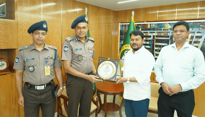 আরএমপি কমিশনার ও রাসিক প্রশাসকের শুভেচ্ছা ও সম্মাননা স্মারক বিনিময়