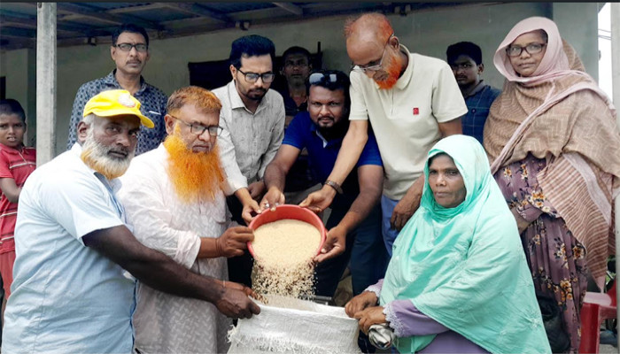 লালপুরে এবি ইউনিয়নে ভিজিএফের চাল বিতরণ