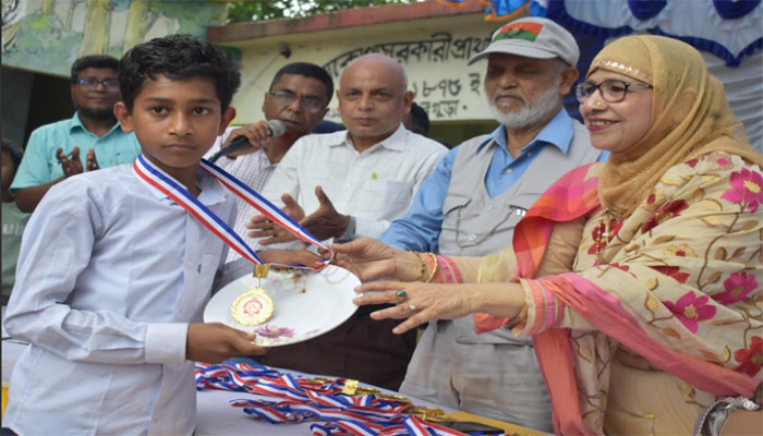 গাবতলীতে বিজয়ীদের মাঝে জাতীয় প্রাথমিক শিক্ষা পদক বিতরণ করলেন সাবেক এমপি লালু