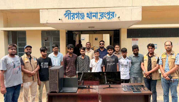 জুয়ার আসরে ডিবির অভিযান, আটক ৮