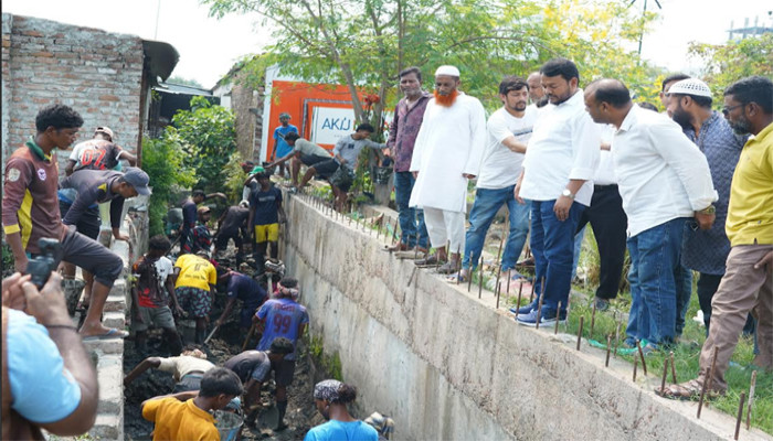 রাজশাহীতে ড্রেন পরিষ্কার কার্যক্রম পরিদর্শনে রাসিক প্রশাসক