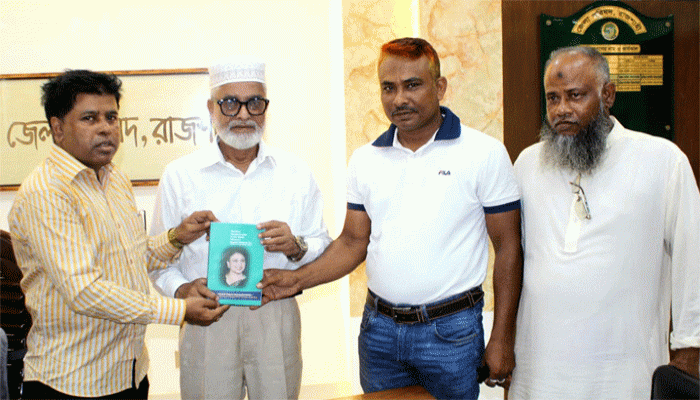বেগম খালেদা জিয়াকে নিয়ে রচিত গ্রন্থ উপহার দিলেন অধ্যাপক মতিউর রহমান