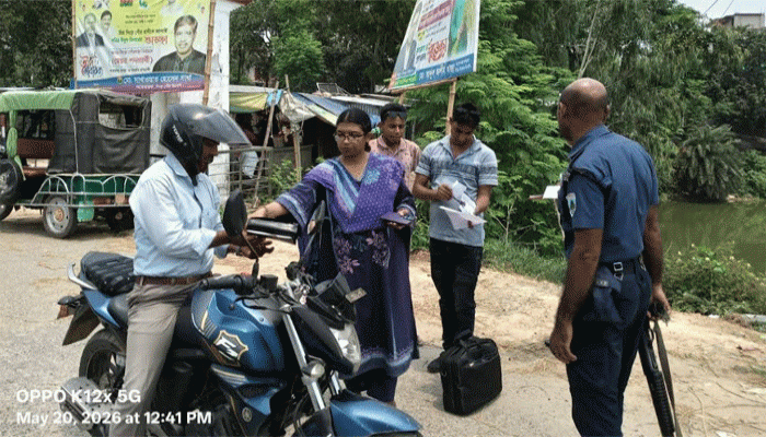 সিংড়ায় হেলমেট না থাকায় দুই  মটরবাইক আরোহী কে জরিমানা