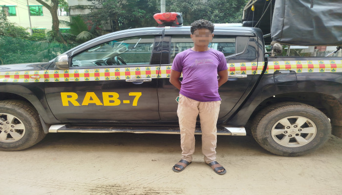 চৌদ্দগ্রামে বিদেশি মদ ও বিয়ারসহ মাদক কারবারি গ্রেপ্তার