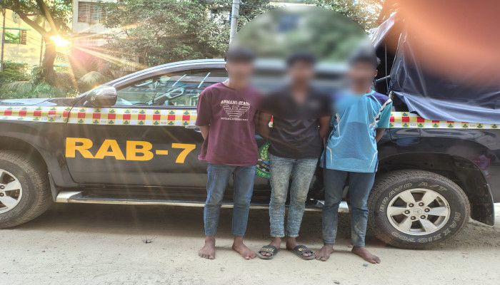 চৌদ্দগ্রামে ৪০ লাখ টাকার ভারতীয় শাড়িসহ আটক ৩