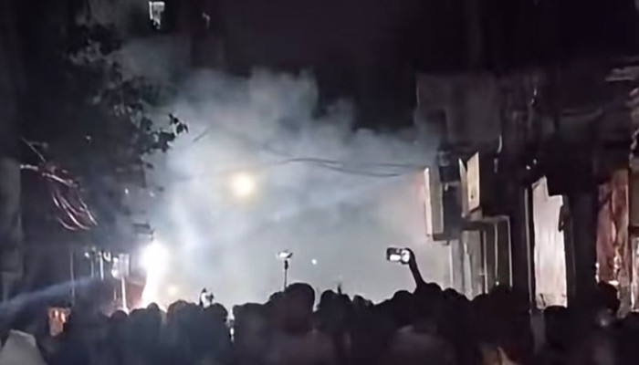 চট্টগ্রামে শিশু ধর্ষণচেষ্টার অভিযোগে আটক ব্যক্তিকে ঘিরে উত্তেজনা, টিয়ারশেল নিক্ষেপ