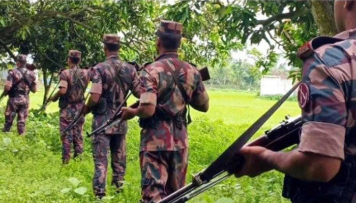 লালমনিরহাট সীমান্তে ভারতীয় চোরাকারবারিদের ঠেকাতে বিজিবির ফাঁকা গুলি