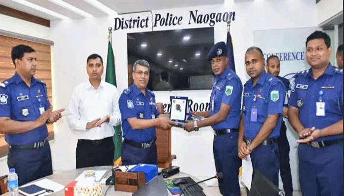 নিয়ামতপুরে চার হত্যাকাণ্ডে দ্রুত রহস্য উদঘাটনে পুরস্কার পেলেন ওসি মাহবুবুর রহমান