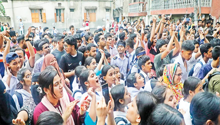 শিক্ষার্থীর মৃত্যুকে কেন্দ্র করে ব্রাইট স্কুলে হামলা-ভাঙচুর, চেয়ারম্যানসহ আহত কয়েকজন
