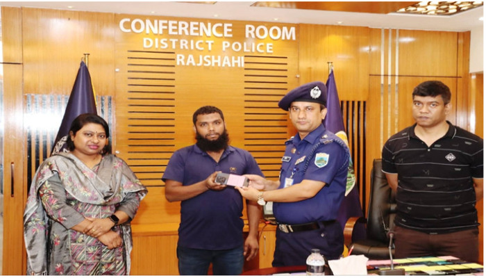 হারিয়ে যাওয়া ৪৭ টি মোবাইল ফোন হস্তান্তর