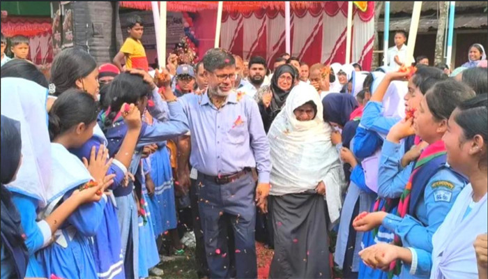 স্যার, আপনাকে ভুলবো না”— অশ্রু আর পুষ্পবৃষ্টিতে বিদায় নিলেন গিলাবাড়ী আদর্শ উচ্চ বিদ্যালয়ের প্রাণপুরুষ শাহজাহান-ই-হাবীব