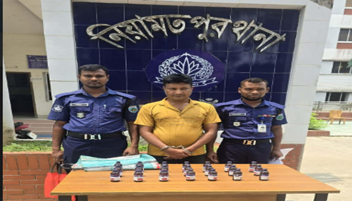 নিয়ামতপুরে ২১ বোতল ‘স্কাফ’সহ মাদক ব্যবসায়ী গ্রেপ্তার