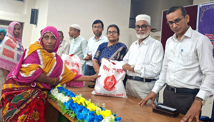 ঈদ উপলক্ষে রাজশাহীতে দুস্থদের মাঝে জেলা পরিষদের ঈদ সামগ্রী বিতরণ