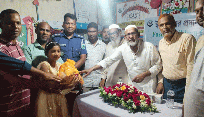 নিয়ামতপুরে ঘাসফুল এনজিওর উদ্যাগে শিশুদের মাঝে ঈদ সামগ্রী ও অর্থ বিতরণ