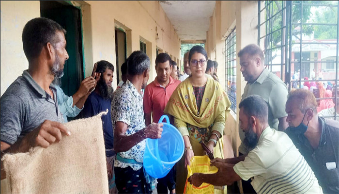 ঈদ উপলক্ষে কেশরহাট পৌরসভায় ভিজিএফের চাল বিতরণ