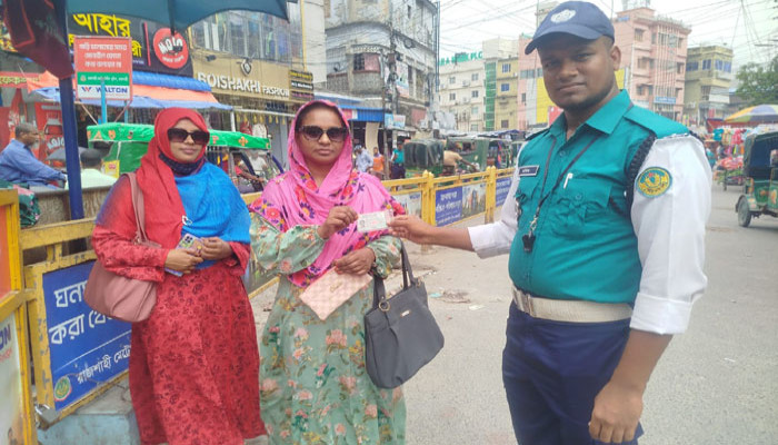 সাহেববাজারে কুড়িয়ে পাওয়া পার্টস ব্যাগ মালিককে ফিরিয়ে দিলেন কনস্টেবল মানিক