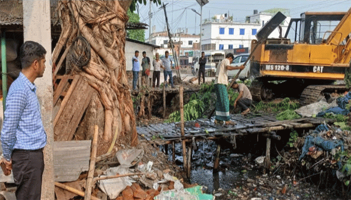 পুঠিয়া পৌরসভায় ড্রেন পরিস্কার কার্যক্রম শুরু