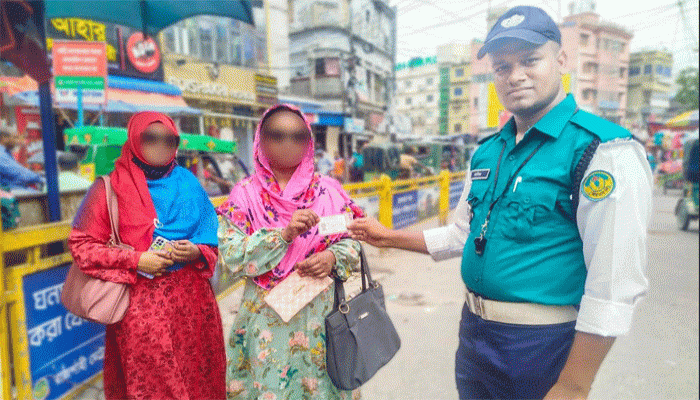 নগরীতে ট্রাফিক বিভাগের কনস্টেবলের বদান্যতায় হারানো ব্যাগ ফিরে পেলেন প্রকৃত মালিক