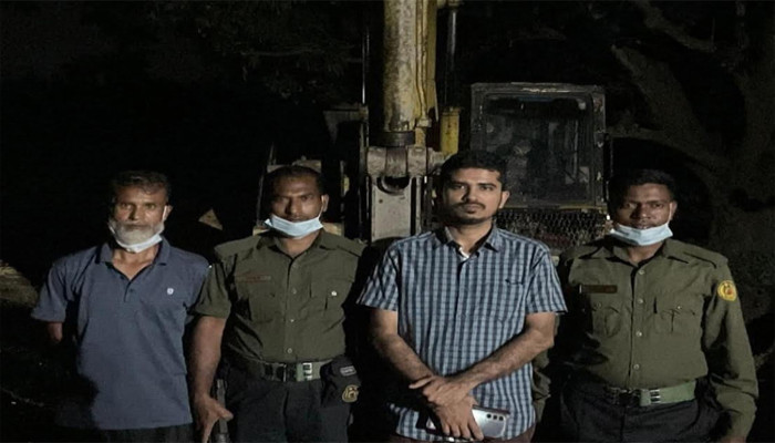 পুঠিয়ায় রাতের আঁধারে ফসলি জমির টপসয়েল কাটার বিরুদ্ধে অভিযান, এস্কেভেটর অকেজো