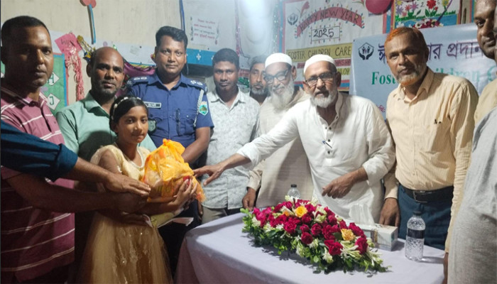 নিয়ামতপুরে ঘাসফুল এনজিওর উদ্যাগে শিশুদের মাঝে ঈদ সামগ্রী ও অর্থ বিতরণ