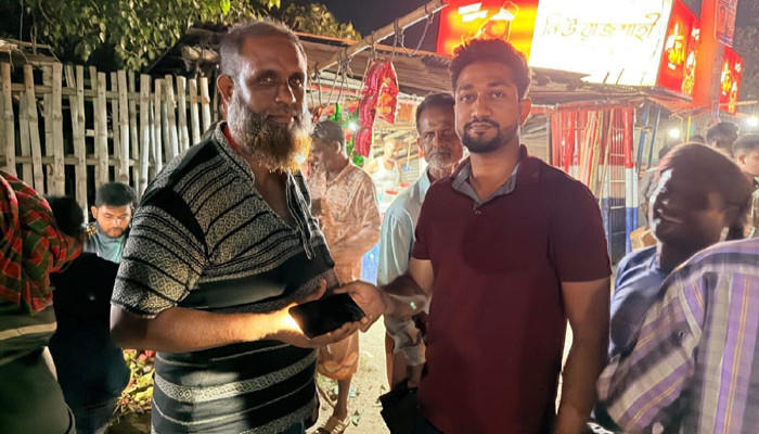 পশুর হাটে হারানো মোবাইল উদ্ধার, মালিকের হাতে ফিরিয়ে দিলেন আরএমপির কনস্টেবল