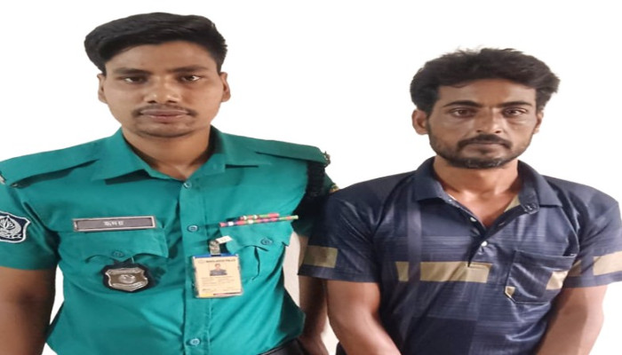 কর্ণহার থানায় মাদক কারবারী মিলন গ্রেফতার