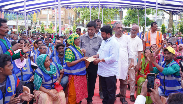 প্রধানমন্ত্রীর ঈদ উপহার  ১২৩৭জন পরিচ্ছন্নতাকর্মীর হাতে তুলে দিলেন রাসিক প্রশাসক