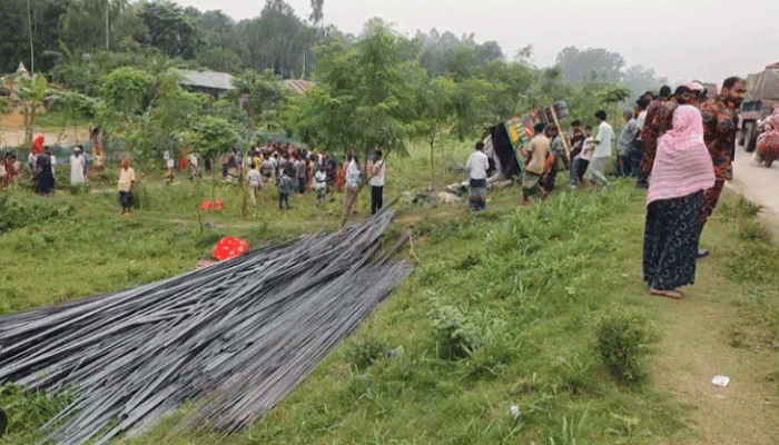 ঢাকা-টাঙ্গাইল মহাসড়কে রডবোঝাই ট্রাক উল্টে নিহত ১৫