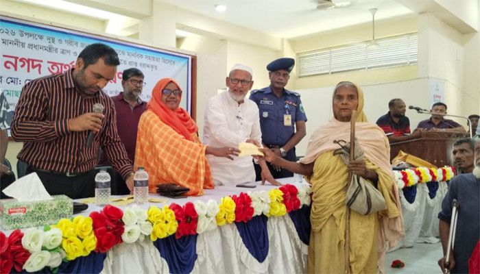 নিয়ামতপুরে ঈদুল আজহা উপলক্ষে নগদ অর্থ বিতরণ
