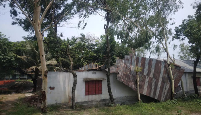 ঝড়ে গাবতলী মহিলা কলেজের ব্যাপক ক্ষতিসাধন
