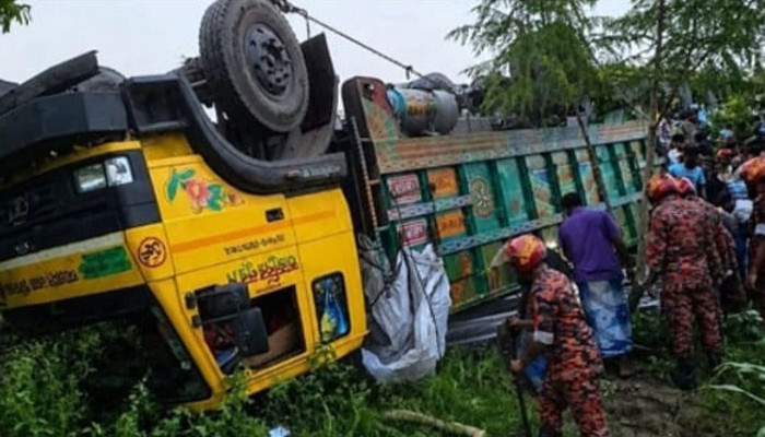 টাঙ্গাইলে রডবোঝাই ট্রাক উল্টে নিহত ১৫, আহত ১০