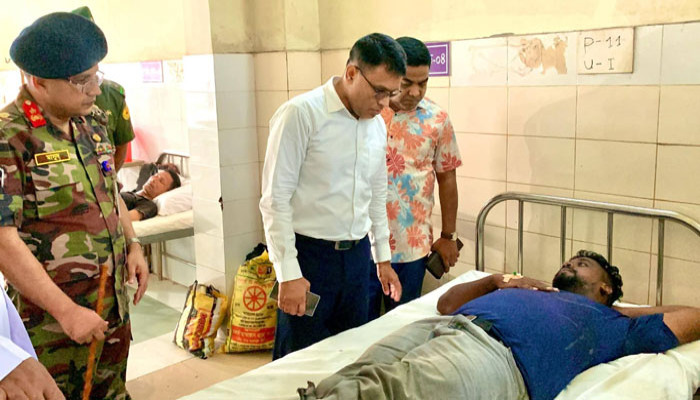 কালিহাতীর সড়ক দুর্ঘটনায় আহতদের দেখতে রামেকে জেলা প্রশাসক