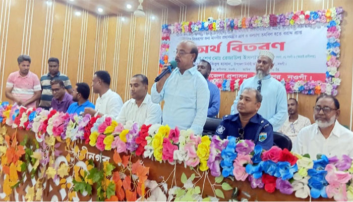 রাণীনগরে প্রধানমন্ত্রীর ত্রাণ তহবিল থেকে প্রাপ্ত নগদ অর্থ বিতরণ