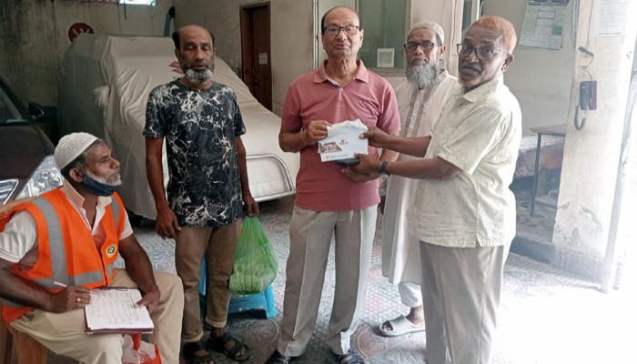 রাজশাহীতে কুরবানির বর্জ্য অপসারণ সামগ্রী বিতরণ