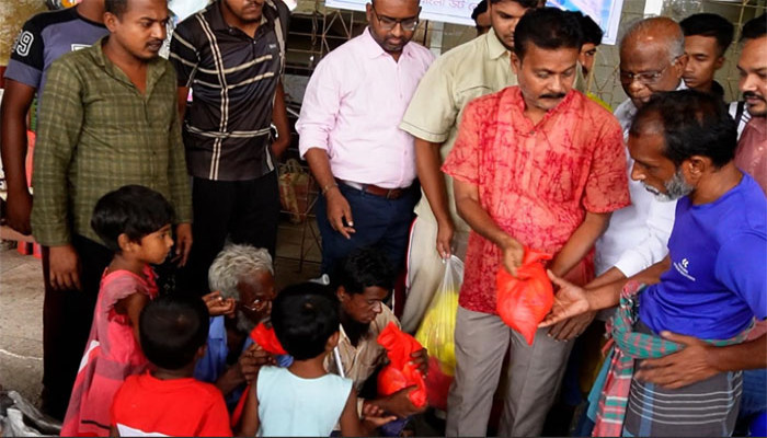 সারাবাংলা কুষ্টিয়া ব্যুরো অফিসের উদ্যোগে অসহায়দের মাঝে ঈদ সামগ্রী বিতরণ