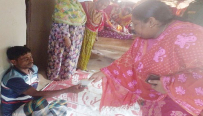 তানোরের নিহত ইসমাইলের স্বজনদের পাশে উপজেলা প্রশাসন
