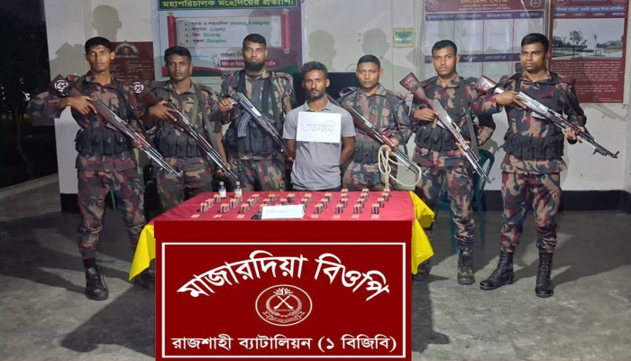 রাজশাহীতে বিজিবির অভিযানে ভারতীয় ট্যাপেনটাডল ট্যাবলেটসহ আটক ১