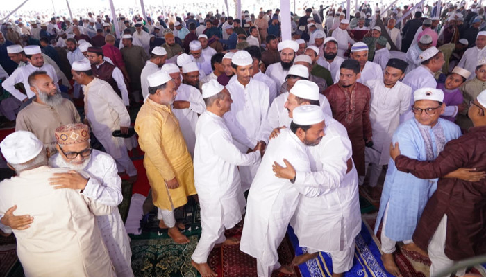 ​রাজশাহীতে ধর্মীয় ভাবগাম্ভীর্যে পবিত্র ঈদুল আজহা উদযাপন, কেন্দ্রীয় ঈদগাহে প্রধান জামাত অনুষ্ঠিত