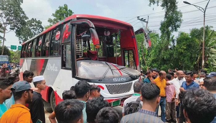 গোপালগঞ্জে ঈদুল আজহার দিনে বাস ও মোটরসাইকেলের সংঘর্ষে পাঁচজনের মৃত্যু