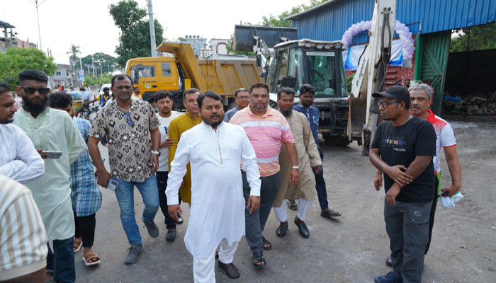 নির্ধারিত সময়ের আগেই কোরবানির বর্জ্য অপসারণ, প্রশংসায় ভাসছেন রাসিক প্রশাসক