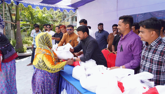 শহীদ রাষ্ট্রপতি জিয়াউর রহমানের ৪৫তম শাহাদত বার্ষিকী উপলক্ষে মহানগর ছাত্রদলের উদ্যোগে দুস্থ ও অসহায় মানুষের মাঝে খাবার বিতরণ