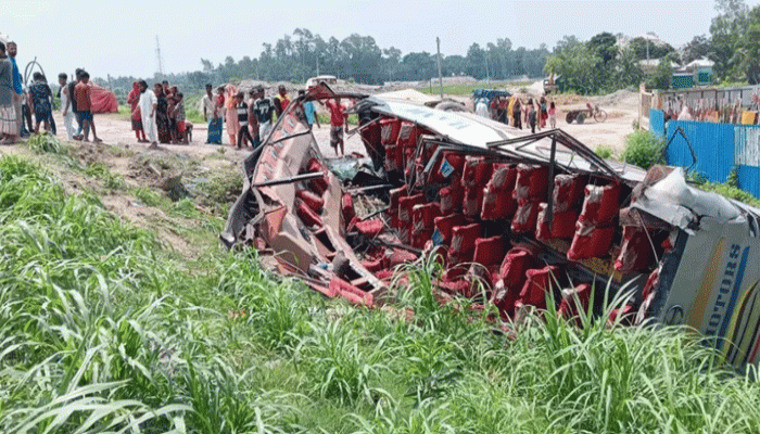 ঢাকা-টাঙ্গাইল মহাসড়কে নিয়ন্ত্রণ হারিয়ে যাত্রীবাহী বাস খাদে পড়ে আহত ১৭