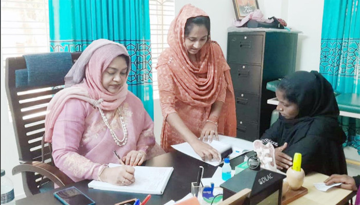 লালপুরে ঈদের ছুটিতে গ্রামের মানুষের পাশে চিকিৎসক দম্পতি তৈমুর ও রেজওয়ানা